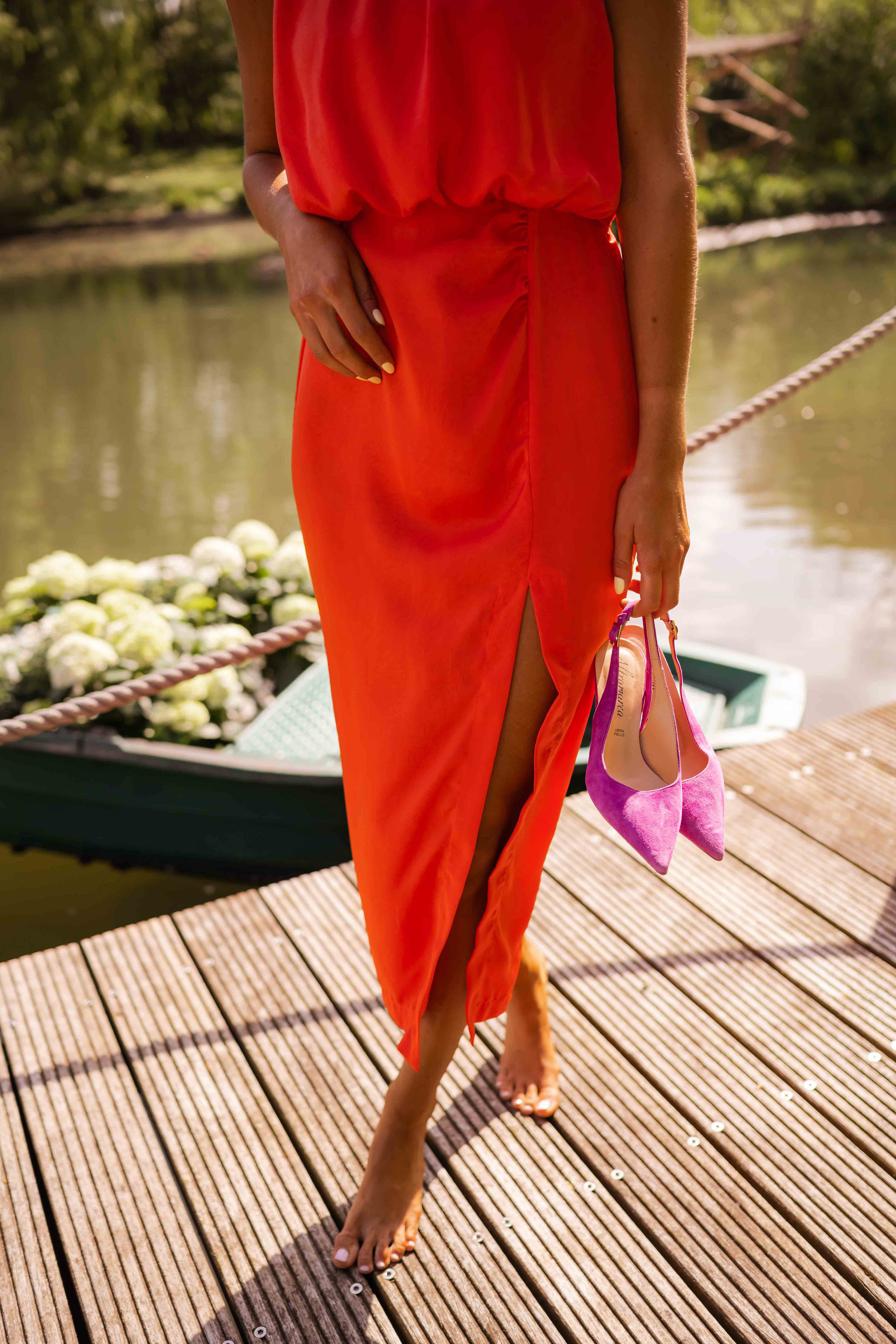 Alicia – Halterneck midi dress with slit