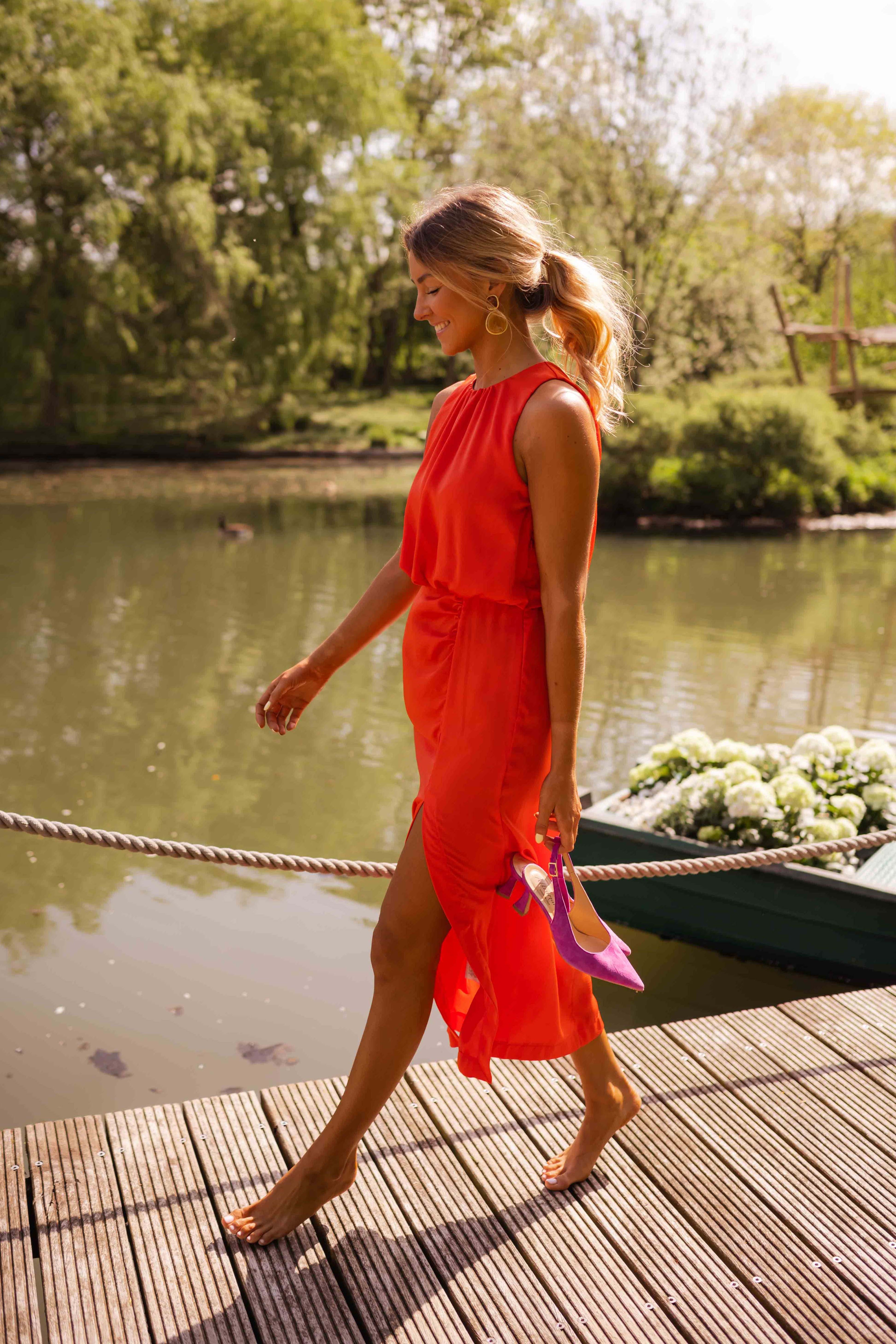 Alicia – Halterneck midi dress with slit